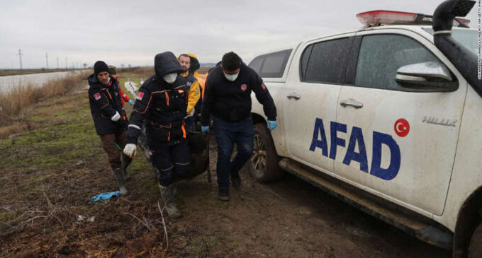 19 pessoas encontradas congeladas, desencadeando conflito diplomático entre a Turquia e a Grécia