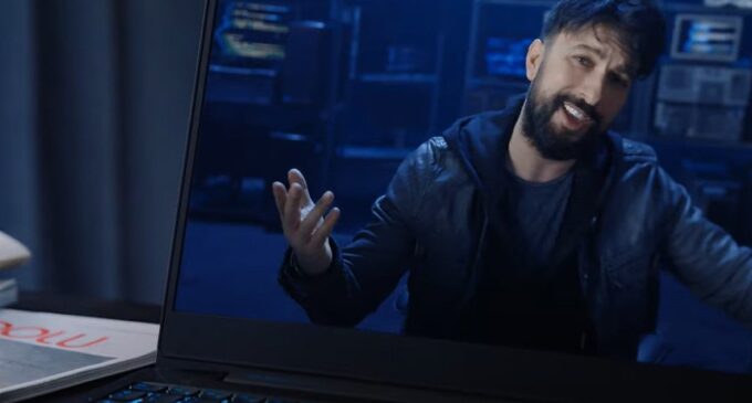 Nova música sutilmente política da mega-estrela Tarkan se torna viral na Turquia 