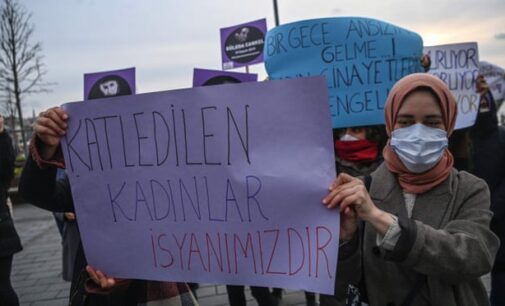 Refugiados iranianos enfrentam deportação da Turquia por participarem de manifestação