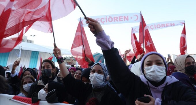 Tendências autoritárias consolidadas, o Estado de Direito se deteriorou ainda mais na Turquia 