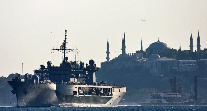 Turquia reconhece “guerra” entre Rússia e Ucrânia, pode bloquear navios de guerra 