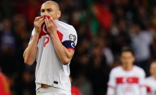 O capitão da Turquia Burak Yılmaz se aposenta após perder um pênalti crucial na repescagem da Copa do Mundo 