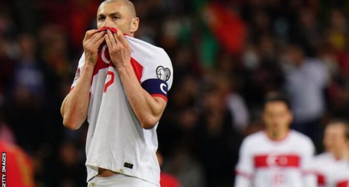 O capitão da Turquia Burak Yılmaz se aposenta após perder um pênalti crucial na repescagem da Copa do Mundo 