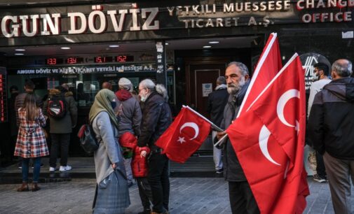 Inflação na Turquia sobe para uma alta de 54% em 20 anos pois lira continua perdendo valor 