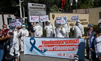 Por que os médicos estão deixando a Turquia em massa