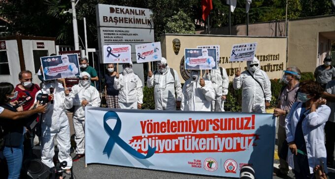 Por que os médicos estão deixando a Turquia em massa