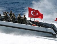 Comandos turcos praticam captura de ilha e plantam bandeira turca em exercício naval visando Grécia