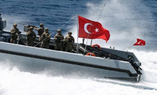 Comandos turcos praticam captura de ilha e plantam bandeira turca em exercício naval visando Grécia