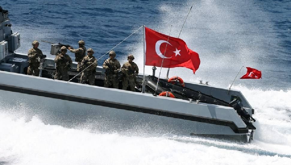 mavi-vatan-tatbikat-comandos-turcos-praticaram-captura-ilha-plantaram-bandeira-turca-exercicio-naval-visando-grecia
