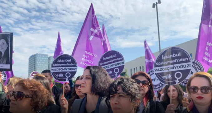 Centenas se manifestam na Turquia conforme grupos lutam pelos direitos das mulheres no tribunal 