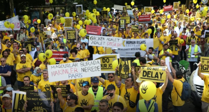 Centenas se reúnem no TEDH para exigir justiça para as vítimas da repressão pós-golpe na Turquia 