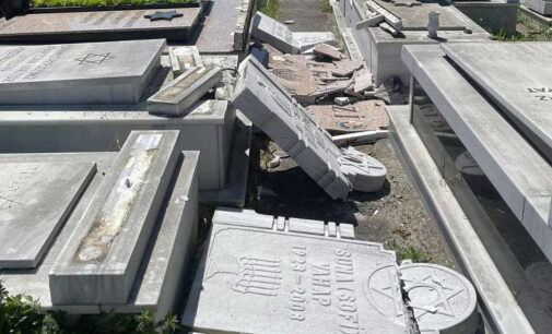 Adolescentes presos sob suspeita de vandalizar o maior cemitério judeu da Turquia 