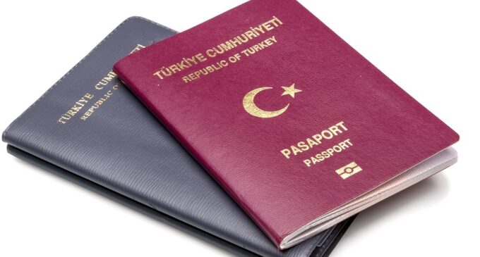 Decisão do tribunal superior que impede proibição arbitrária de passaportes entra em vigor