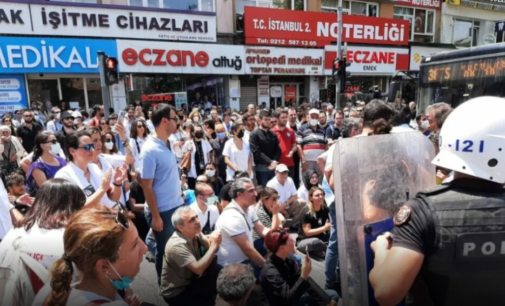 Profissionais de saúde turcos realizam protesto nacional por assassinato de cardiologista