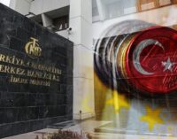 Banco central da Turquia faz outro grande corte nas taxas apesar da inflação de 80%