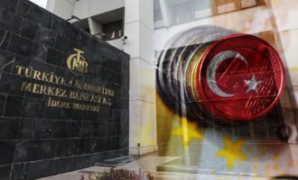 Banco central da Turquia faz outro grande corte nas taxas apesar da inflação de 80%