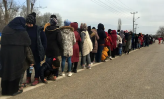 Massa de refugiados sírios em comboio na fronteira turca para entrar na Grécia