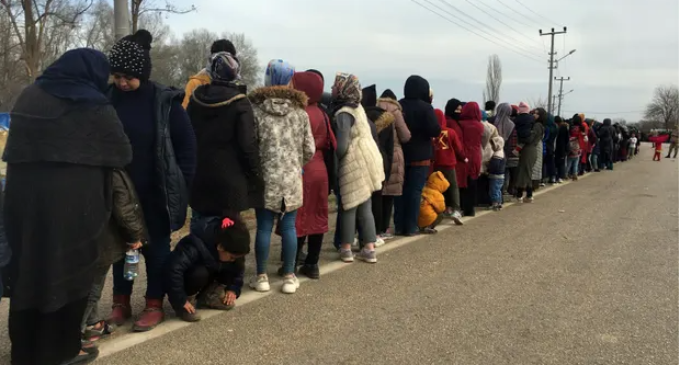 Massa de refugiados sírios em comboio na fronteira turca para entrar na Grécia