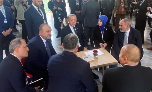 Líderes turcos, armênios e azerbaijaneses se encontram em cúpula apesar de divisões