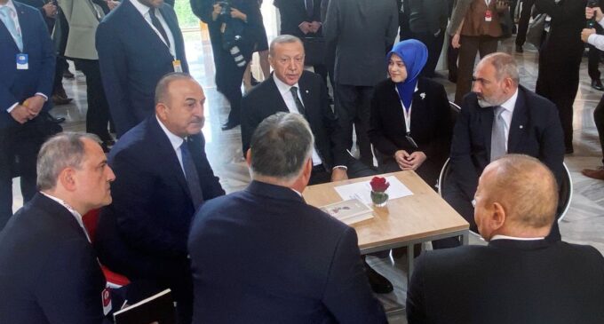 Líderes turcos, armênios e azerbaijaneses se encontram em cúpula apesar de divisões