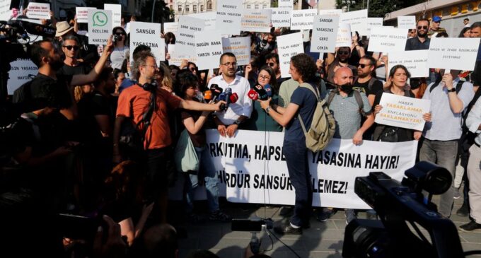 Parlamento da Turquia debate projeto de lei do Erdogan sobre “desinformação” da mídia