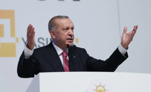 Presidente turco Erdoğan zomba da libra esterlina e diz que a moeda ‘explodiu’, mesmo quando a lira turca enfrenta sua própria crise econômica