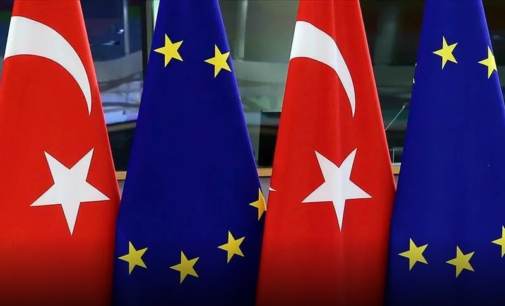 Recuo na democracia continua na Turquia, diz Comissão Europeia