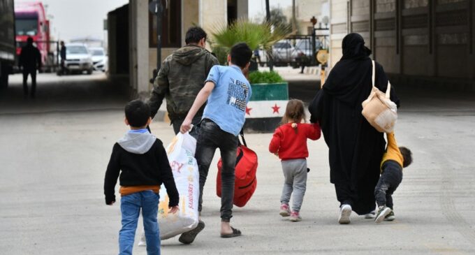 Turquia deportou centenas de refugiados para a Síria, diz HRW