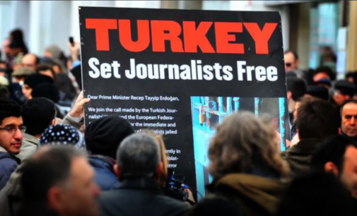 Os tribunais turcos condenaram um total de 27 anos de prisão a 60 jornalistas no mês passado, de acordo com o Relatório de Liberdade de Imprensa de 2022 de setembro. 