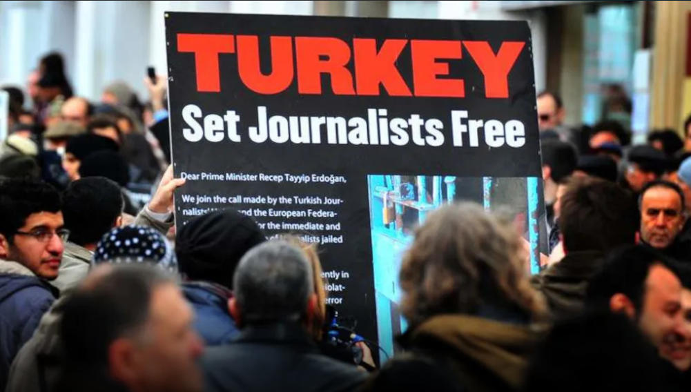 tribunais-turcos-entregaram-total-27-anos-60-jornalistas-mes-passado