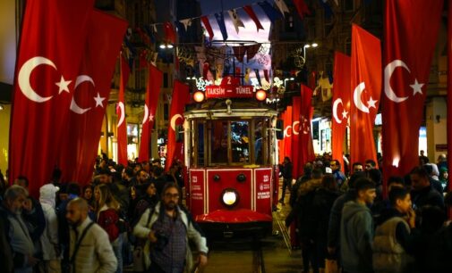 Turquia faz mais detenções em conexão com atentado a bomba mortal