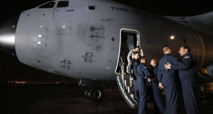 2 aviões militares turcos que ficaram presos na Ucrânia quando a Rússia atacou há 10 meses finalmente estão em casa