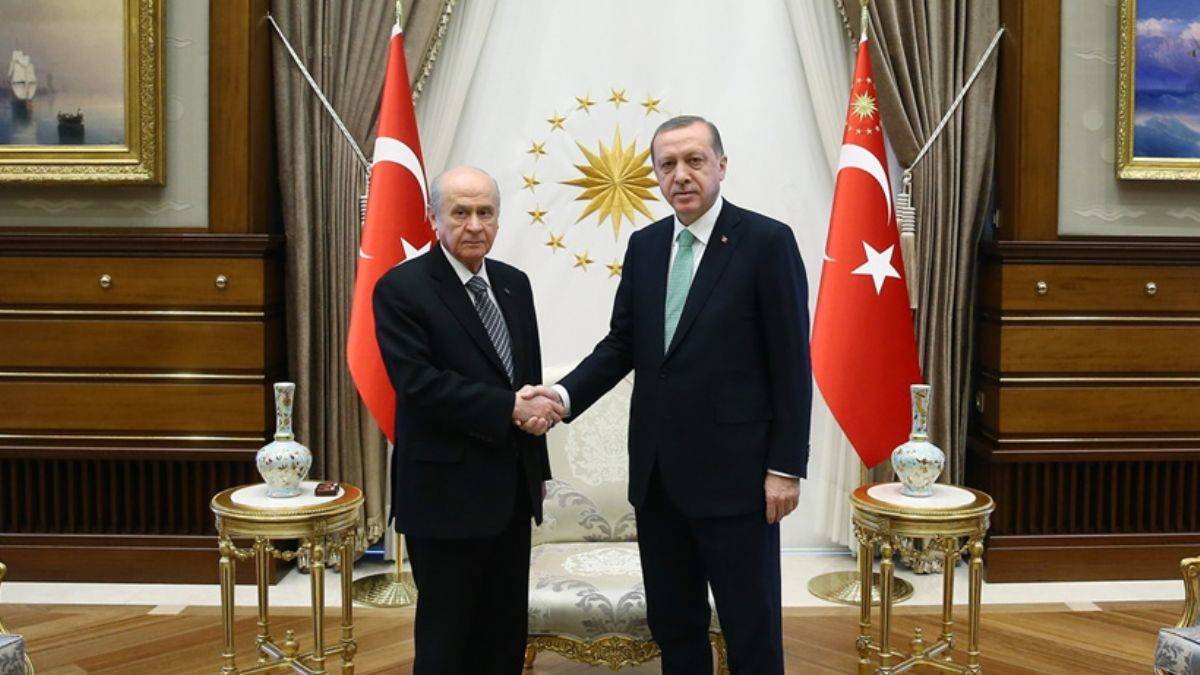 erdogan-bahceli-erdogan-chega-acordo-preliminar-aliado-extrema-direita-realizar-eleicoes-30-abril