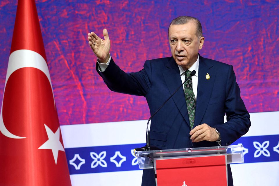 Erdogan da Turquia elimina requisito de idade de aposentadoria para milhões O Presidente Tayyip Erdogan eliminou um requisito de idade de aposentadoria na quarta-feira em uma jogada que permite que mais de 2 milhões de trabalhadores turcos se aposentem imediatamente, menos de seis meses antes de uma eleição. O anúncio foi feito durante uma coletiva de imprensa e segue o partido governista AK, Erdogan, que na semana passada fez um grande aumento no salário-mínimo como parte de uma campanha para recuperar o apoio dos eleitores corroídos pela inflação, uma queda na lira e uma queda acentuada no nível de vida. O novo acordo beneficiará as pessoas que começaram a trabalhar antes de setembro de 1999, quando a lei que regulamenta os requisitos de aposentadoria mudou, e que completaram de 20 a 25 anos de vida de trabalho registrado na previdência social. Anteriormente, a idade de aposentadoria foi fixada em 58 anos para as mulheres e 60 anos para os homens. O Ministro do Trabalho e Previdência Social Vedat Bilgin disse que o novo sistema custaria mais de 100 bilhões de liras (5,35 bilhões de dólares). "Não sabemos quanto mais de 100 bilhões de liras o novo sistema custará, porque não sabemos quantas pessoas irão decidir imediatamente se aposentar sob o novo sistema", disse Bilgin na quinta-feira, falando na emissora estadual TRT Haber. Erdogan disse anteriormente que 2,25 milhões de pessoas eram elegíveis para se aposentarem imediatamente. Existem atualmente 13,9 milhões de aposentados na Turquia. Grupos trabalhistas vinham protestando contra a idade mínima exigida há vários anos, pedindo que, em vez disso, os trabalhadores deveriam apenas ser obrigados a completar o número obrigatório de dias de trabalho para se aposentarem. A mudança é vista dando um impulso ao Erdogan antes de uma eleição crítica prevista para junho. Em duas décadas no poder, Erdogan supervisionou uma repressão à dissidência e nos últimos anos adotou políticas econômicas pouco ortodoxas que ajudaram a baixar a lira para um décimo de seu valor em relação ao dólar uma década atrás. ($1 = 18,7021 liras) Relatórios de Ece Toksabay; relatórios adicionais de Huseyin Hayatsever; Edição de Aurora Ellis e Grant McCool Fonte: Turkey's Erdogan drops retirement age requirement for millions | Reuters