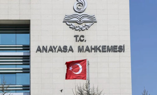 Principal tribunal da Turquia considera violação de direitos a demissão devida supostos laços do cônjuge com movimento Hizmet