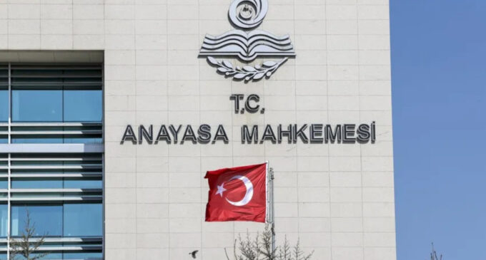 Principal tribunal da Turquia considera violação de direitos a demissão devida supostos laços do cônjuge com movimento Hizmet