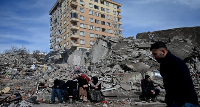 “Esperando pelos nossos mortos”: Raiva aumenta devido à resposta ao terremoto na Turquia