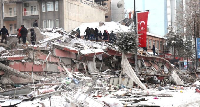 Terremoto na Turquia: Momentos dramáticos do primeiro terremoto em vídeo 