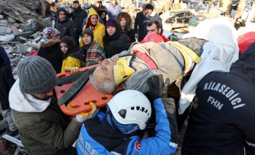 Terremoto na Turquia e na Síria chega a 8.300 mortos enquanto socorristas lutam contra o frio