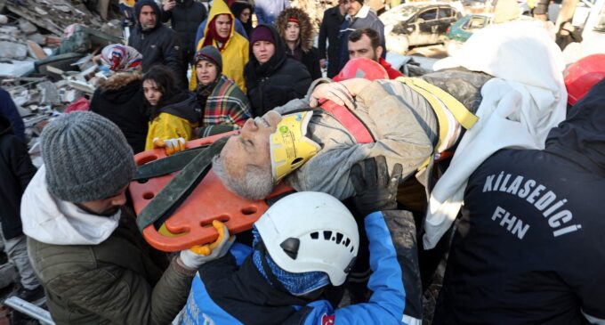 Terremoto na Turquia e na Síria chega a 8.300 mortos enquanto socorristas lutam contra o frio