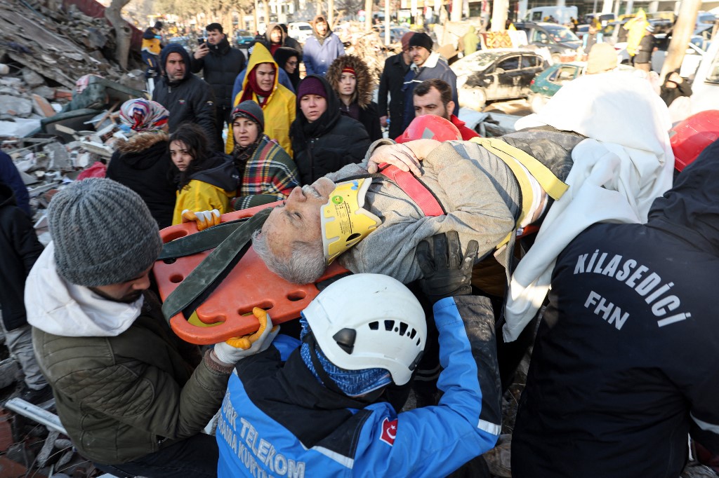 terremoto-turquia-siria-7300-mortos-socorristas-lutam-frio