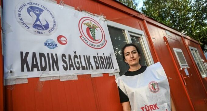 175.000 mulheres enfrentam possibilidade de gravidez devido à falta de cuidados médicos na zona do terremoto na Turquia
