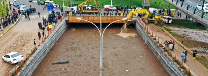 Enxurradas na Turquia inundam duas cidades atingidas por terremotos matando 14