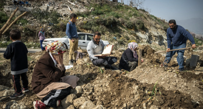 Com impressões digitais, DNA e fotos, Turquia procura as famílias dos desaparecidos