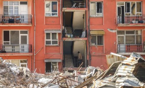 Turcos que sofrem com o terremoto também enfrentam perseguição do governo