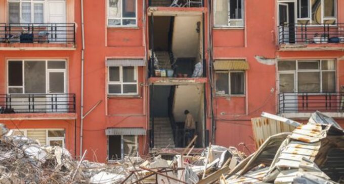 Turcos que sofrem com o terremoto também enfrentam perseguição do governo