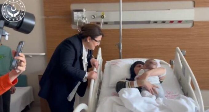 Bebê “milagroso” do terremoto na Turquia finalmente se reuniu com a mãe quase dois meses após os terremotos mortais