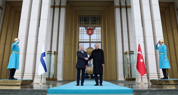 Parlamento turco ratifica a adesão da Finlândia à OTAN enquanto a Suécia aguarda