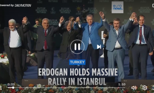O presidente da Turquia, Erdogan, mostra aos apoiadores que está pronto para uma luta